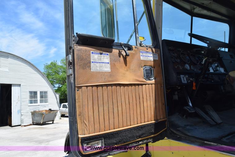 image for item E6409 1990 Kenworth W900 mixer truck