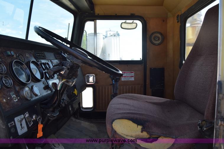 image for item E6409 1990 Kenworth W900 mixer truck