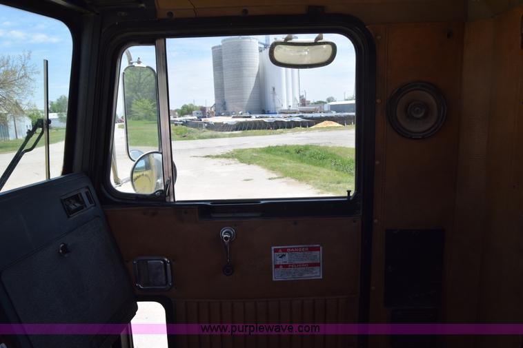 image for item E6409 1990 Kenworth W900 mixer truck