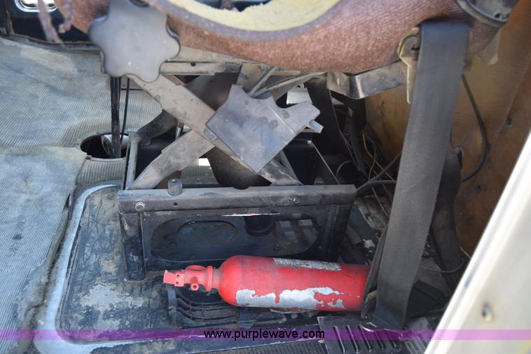 image for item E6409 1990 Kenworth W900 mixer truck