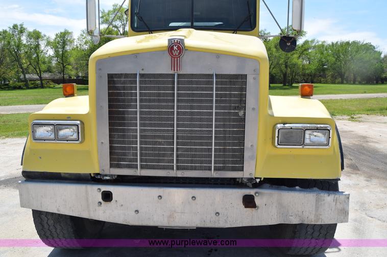 image for item E6409 1990 Kenworth W900 mixer truck