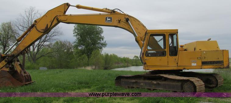 image for item E7444 1986 John Deere 790 excavator