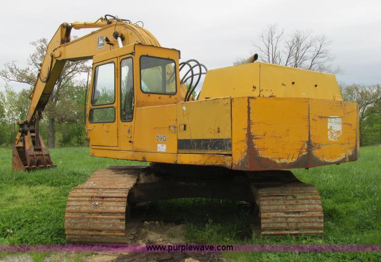 image for item E7444 1986 John Deere 790 excavator