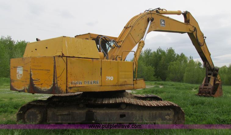 image for item E7444 1986 John Deere 790 excavator