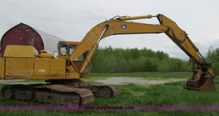 image for item E7444 1986 John Deere 790 excavator