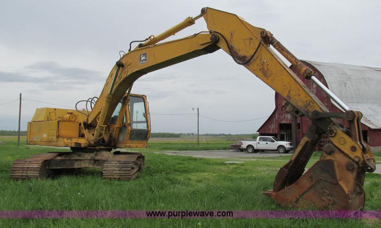image for item E7444 1986 John Deere 790 excavator