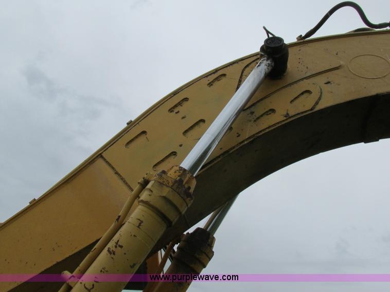 image for item E7444 1986 John Deere 790 excavator