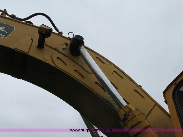 image for item E7444 1986 John Deere 790 excavator
