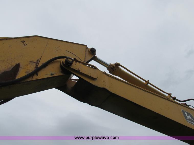image for item E7444 1986 John Deere 790 excavator