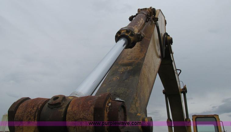 image for item E7444 1986 John Deere 790 excavator