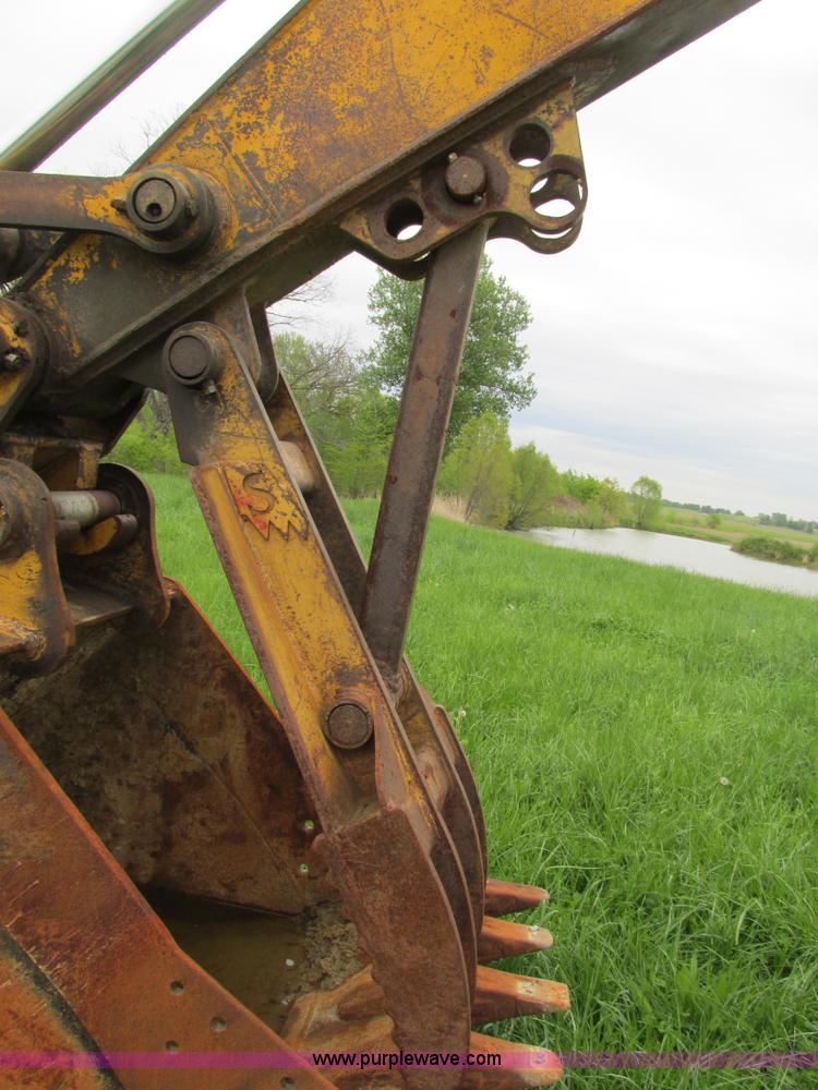 image for item E7444 1986 John Deere 790 excavator