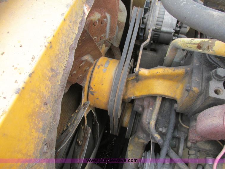 image for item E7444 1986 John Deere 790 excavator