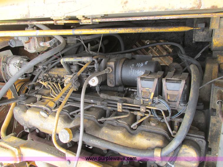 image for item E7444 1986 John Deere 790 excavator