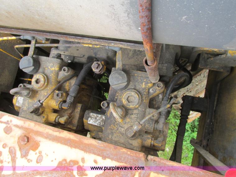 image for item E7444 1986 John Deere 790 excavator