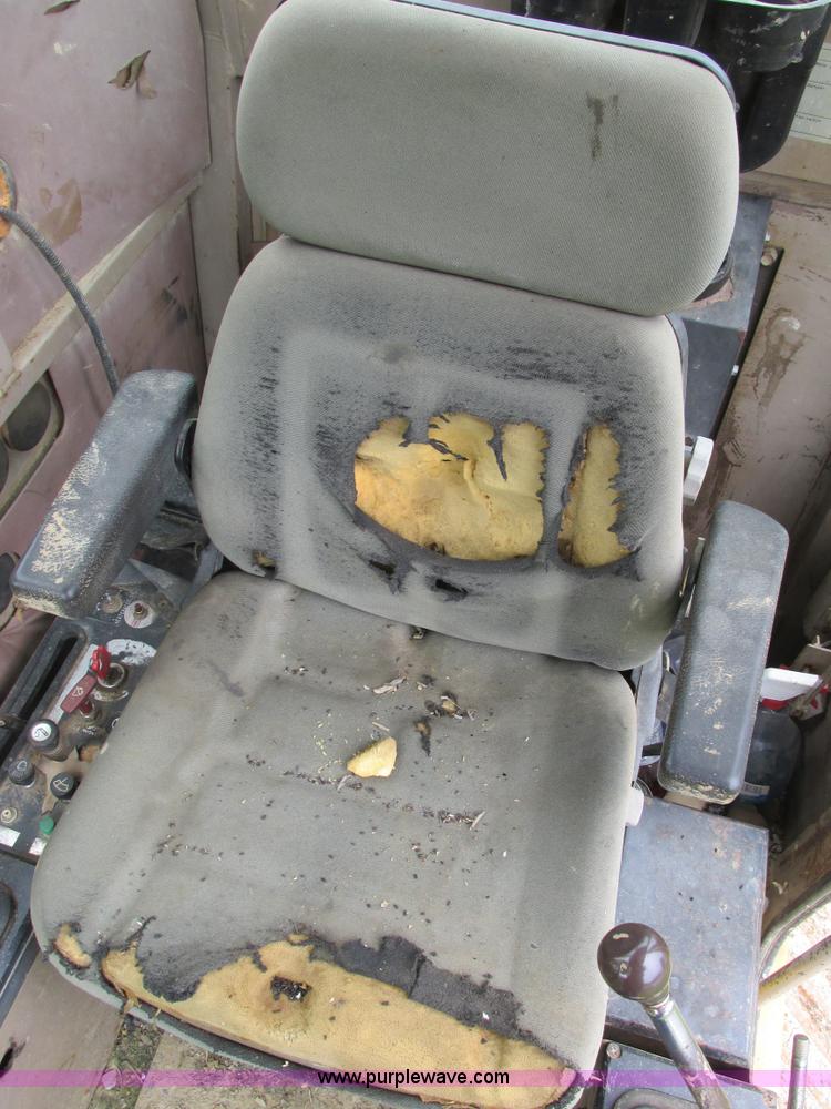 image for item E7444 1986 John Deere 790 excavator