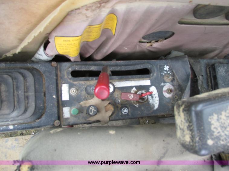 image for item E7444 1986 John Deere 790 excavator