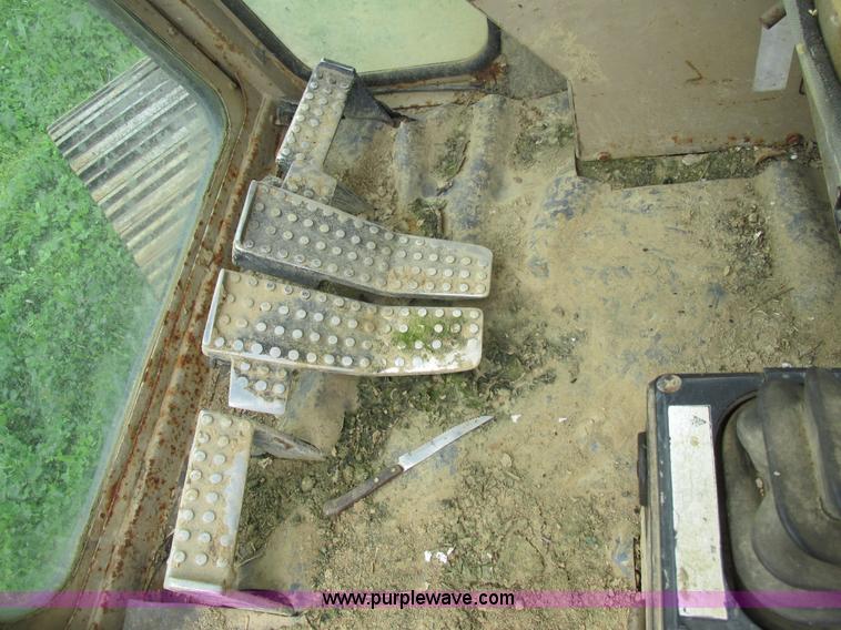 image for item E7444 1986 John Deere 790 excavator