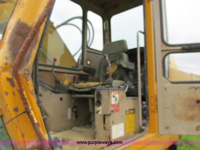 image for item E7444 1986 John Deere 790 excavator