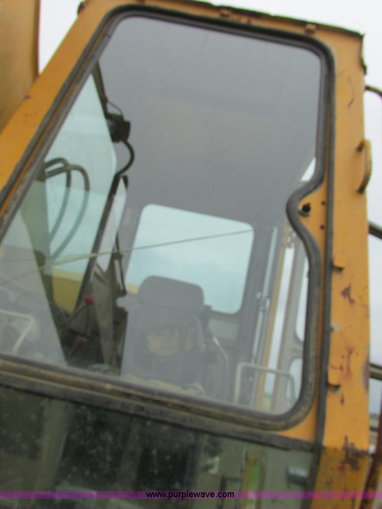 image for item E7444 1986 John Deere 790 excavator