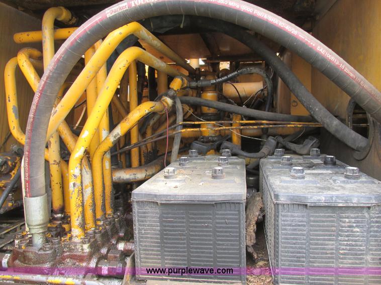 image for item E7444 1986 John Deere 790 excavator