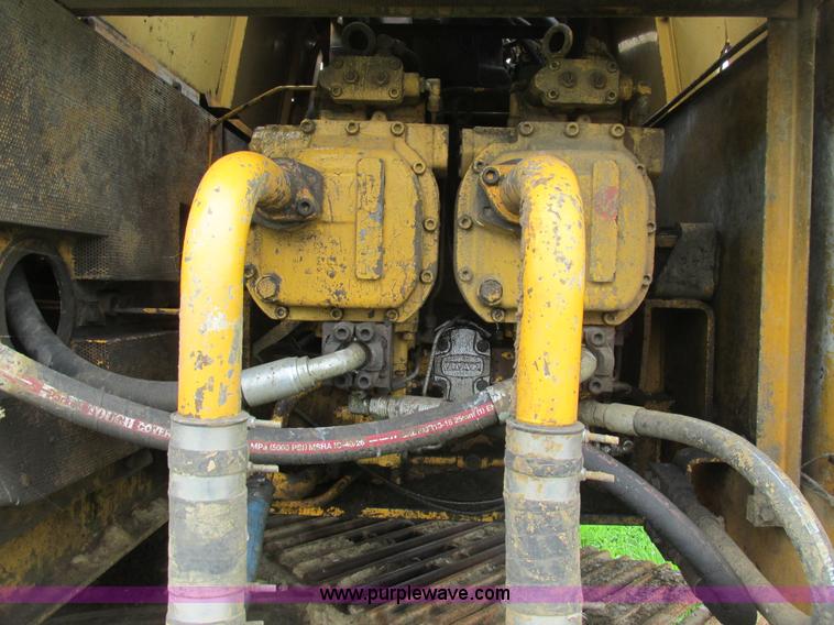 image for item E7444 1986 John Deere 790 excavator