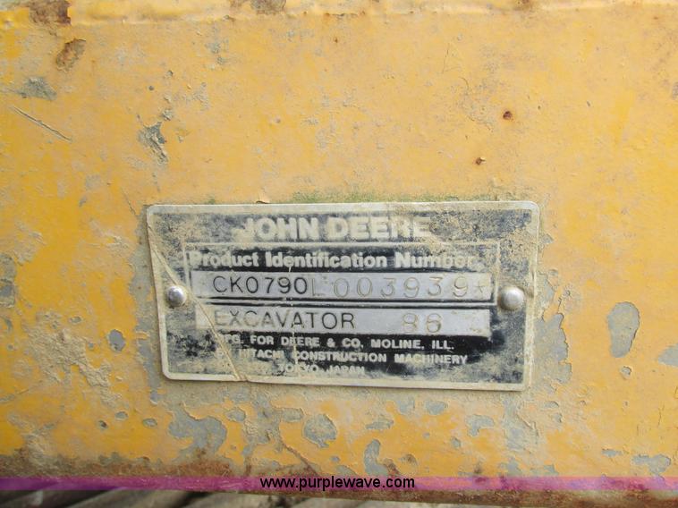 image for item E7444 1986 John Deere 790 excavator