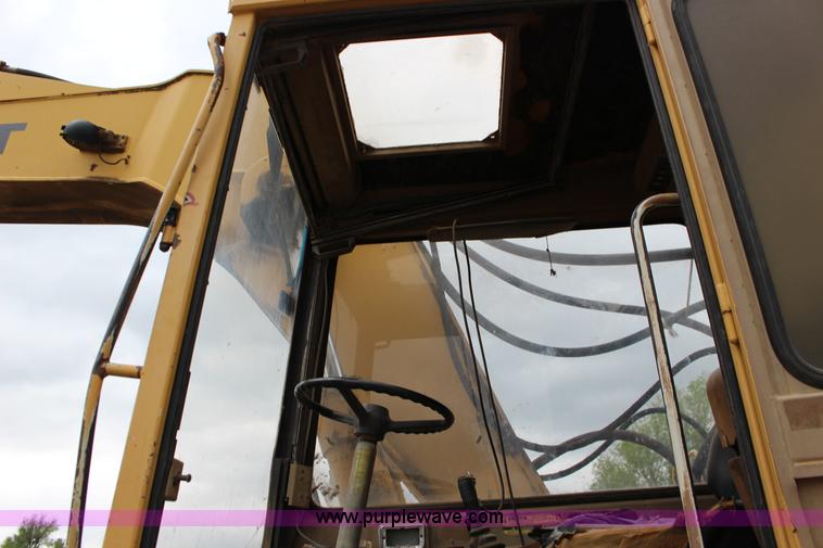 image for item F7683 1990 Caterpillar 224B excavator