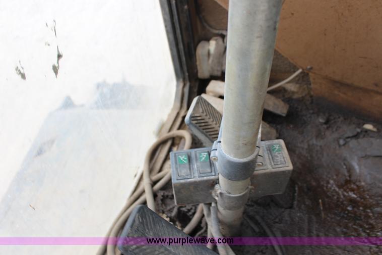 image for item F7683 1990 Caterpillar 224B excavator