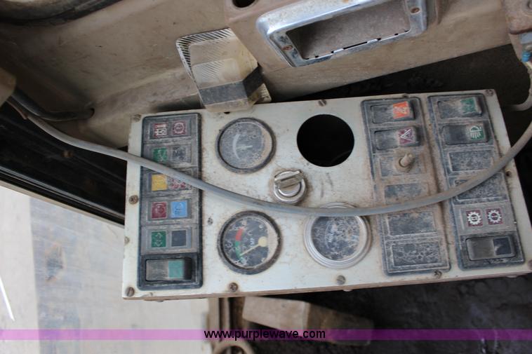 image for item F7683 1990 Caterpillar 224B excavator