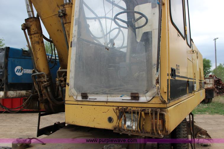 image for item F7683 1990 Caterpillar 224B excavator