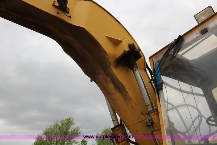 image for item F7683 1990 Caterpillar 224B excavator