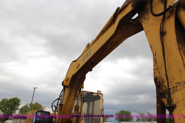 image for item F7683 1990 Caterpillar 224B excavator