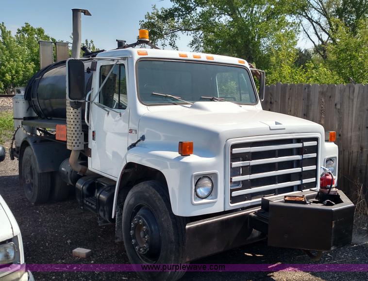 image for item F7758 1987 International S1654 oil distribution truck