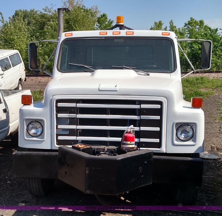 image for item F7758 1987 International S1654 oil distribution truck