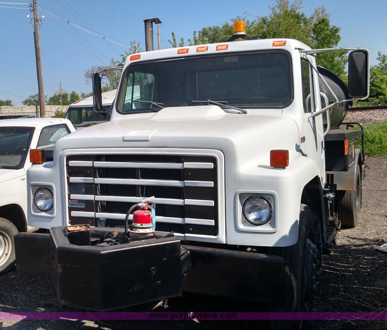 image for item F7758 1987 International S1654 oil distribution truck