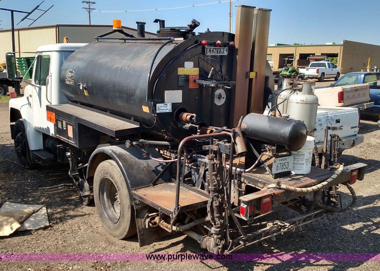 image for item F7758 1987 International S1654 oil distribution truck