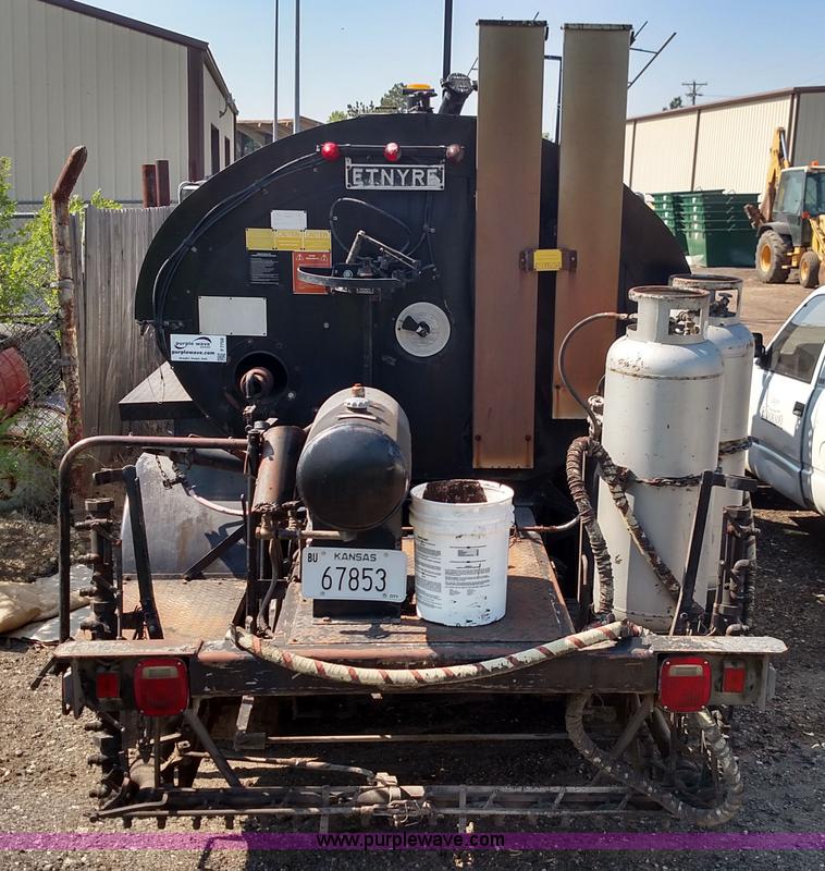 image for item F7758 1987 International S1654 oil distribution truck