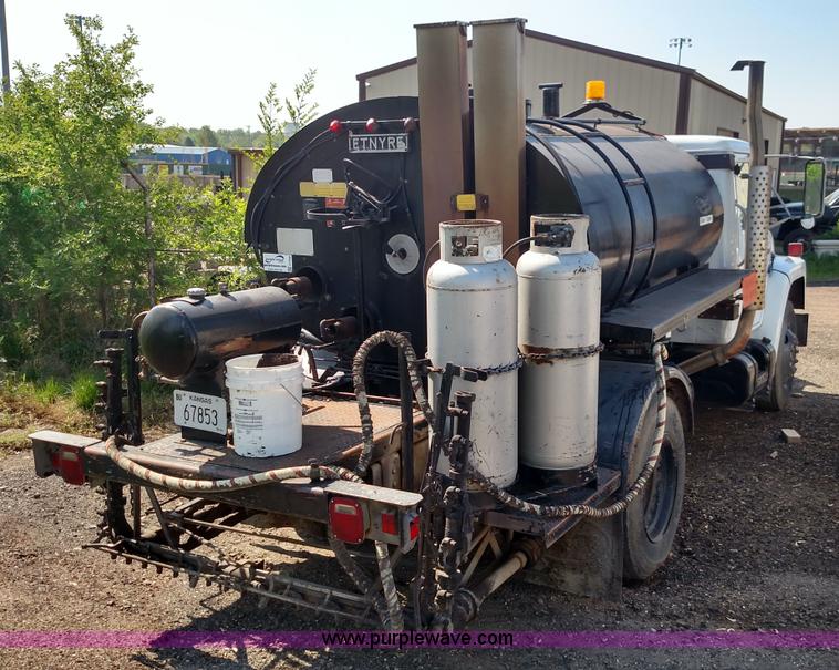 image for item F7758 1987 International S1654 oil distribution truck