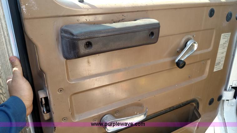 image for item F7758 1987 International S1654 oil distribution truck