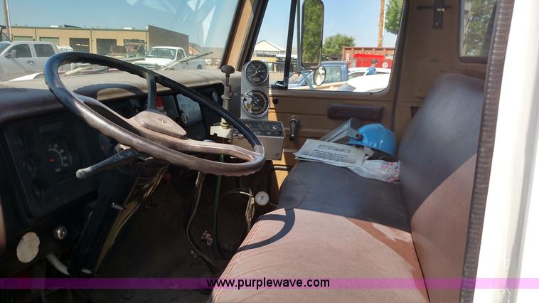 image for item F7758 1987 International S1654 oil distribution truck