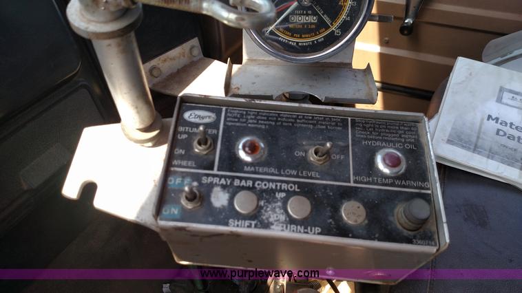 image for item F7758 1987 International S1654 oil distribution truck