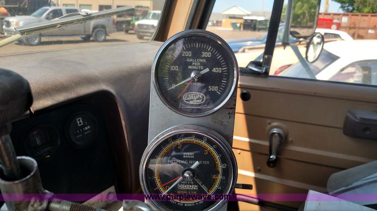 image for item F7758 1987 International S1654 oil distribution truck