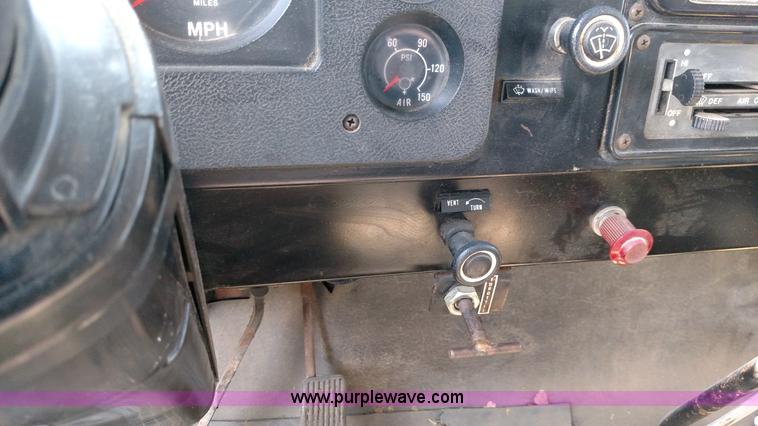 image for item F7758 1987 International S1654 oil distribution truck