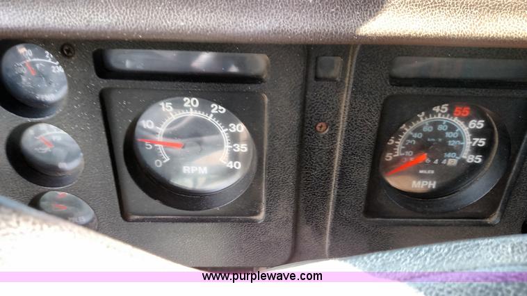 image for item F7758 1987 International S1654 oil distribution truck