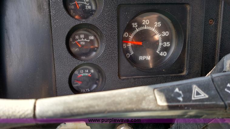 image for item F7758 1987 International S1654 oil distribution truck