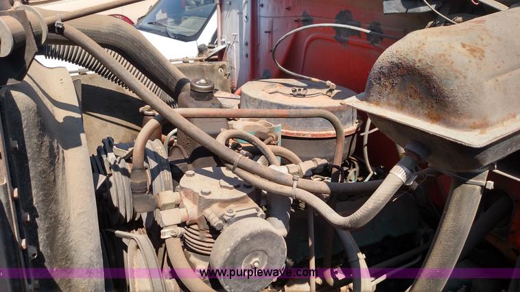 image for item F7758 1987 International S1654 oil distribution truck