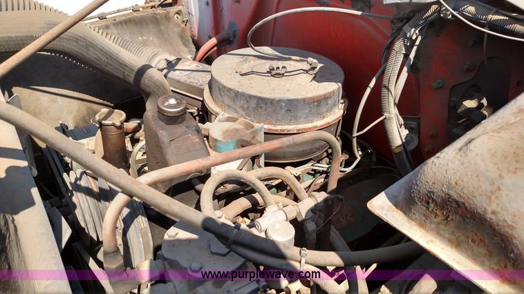 image for item F7758 1987 International S1654 oil distribution truck