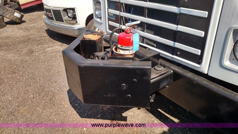 image for item F7758 1987 International S1654 oil distribution truck