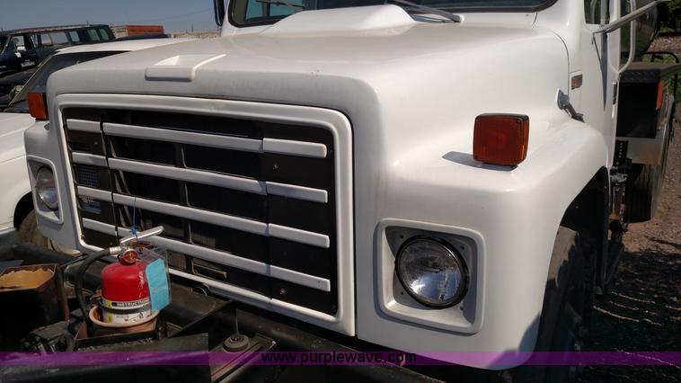 image for item F7758 1987 International S1654 oil distribution truck