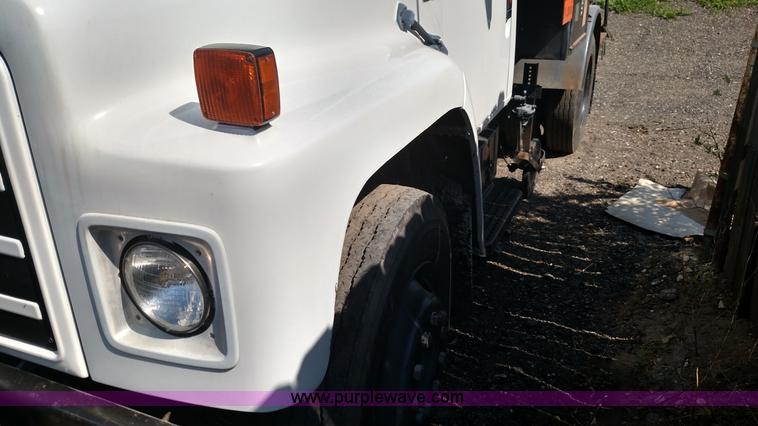 image for item F7758 1987 International S1654 oil distribution truck